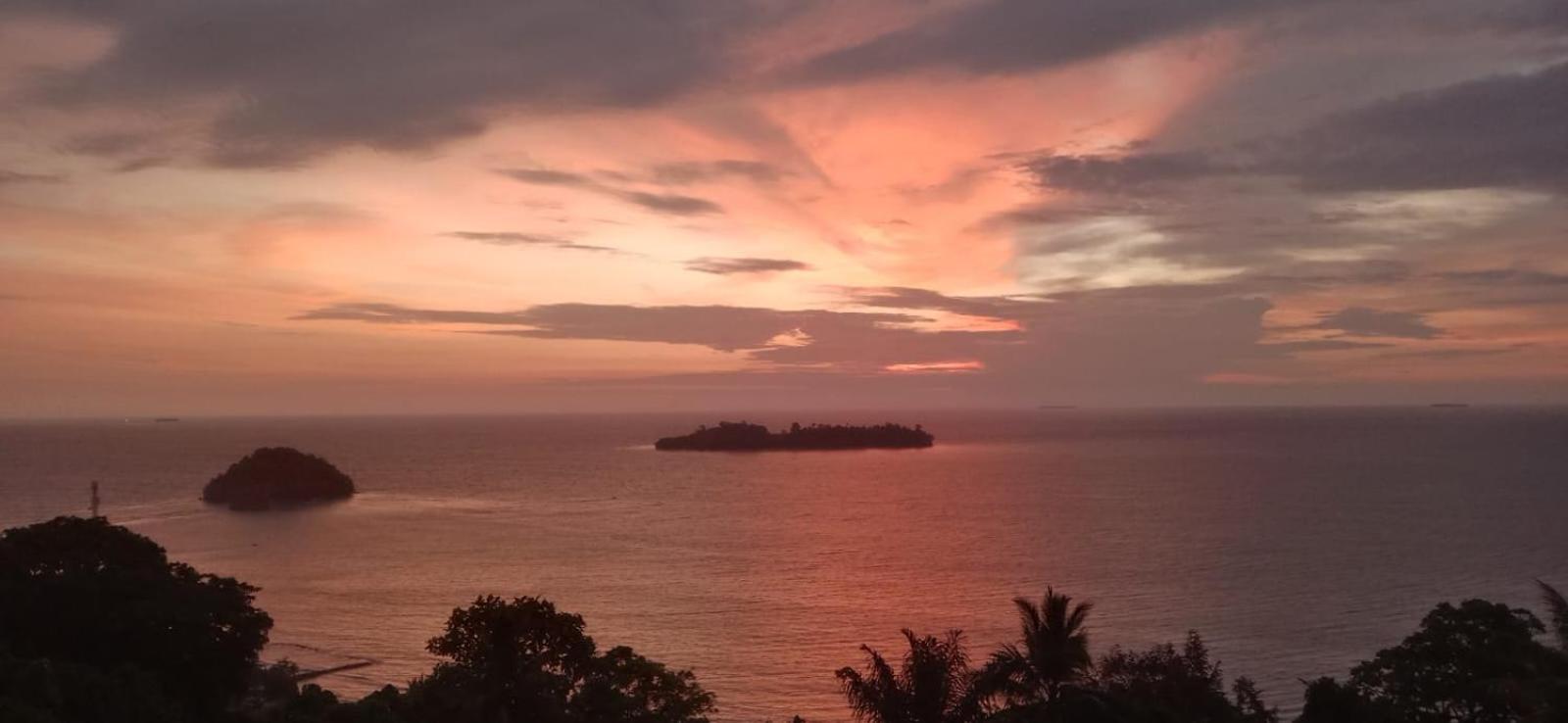 The View Padang, Amazing View, 8 Mins Mentawai Fast Ferry, Cold Beer,Close To Restaurants Dış mekan fotoğraf